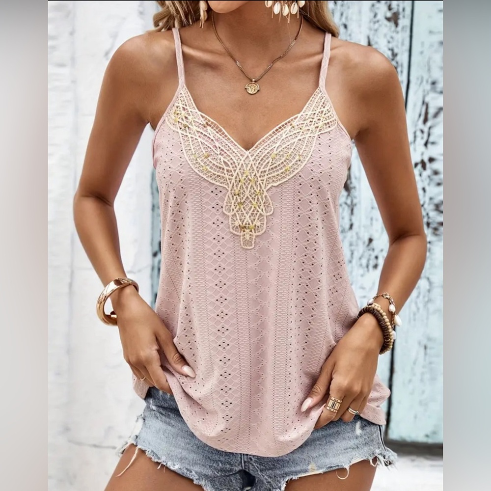 CHIC EYELET V-NECK CAMI W/ APPLIQUÉ DETAIL IN PALE PINK